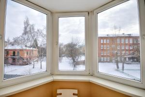 オムスクにあるОрловского 8の雪景色を望む窓3面付きの部屋