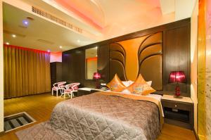 Łóżko lub łóżka w pokoju w obiekcie Zheng Yi Classic Hotel & Motel