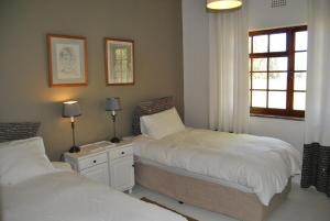 a bedroom with two beds and a window at Heidedal Self-catering Guest House in Porterville
