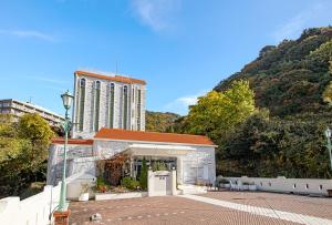un edificio con un alto edificio sullo sfondo di The Gran Resort Arima a Kobe