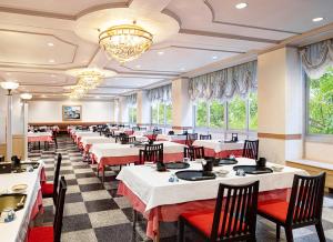 The Gran Resort Arima tesisinde bir restoran veya yemek mekanı