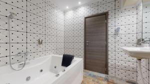 Kúpeľňa v ubytovaní Jacuzzi Suites + 7 fotografií