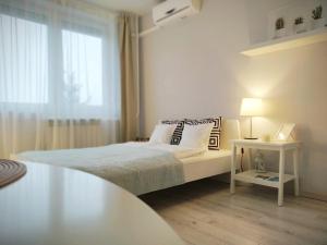 Postel nebo postele na pokoji v ubytování White Almond Apartment