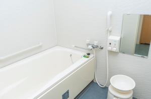 Bathroom sa Kumamoto Ichibamae Business Kurenai Hotel