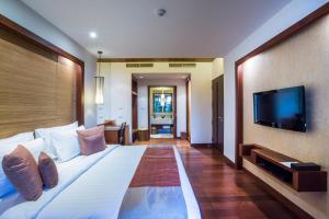 Mövenpick Resort Bangtao Beach Phuket的电视和/或娱乐中心