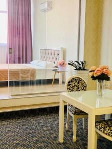 una camera d'albergo con letto, tavolo e sidro. di ArkPalmira a Odessa