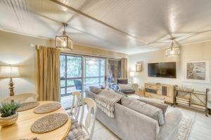 uma sala de estar com um sofá e uma mesa em 4250 Mariner's Watch Villa em Kiawah Island