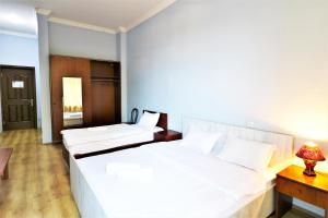 Postel nebo postele na pokoji v ubytování Ortachala Palace