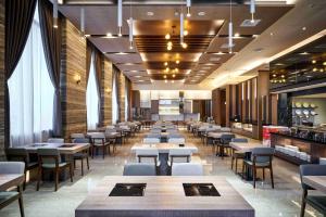 Un restaurante u otro lugar para comer en So Fun Hotel
