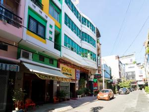 eine Stadtstraße mit Gebäuden und einem Auto auf der Straße in der Unterkunft OYO 476 Van Anh Hotel in Ho-Chi-Minh-Stadt