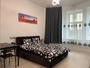 里加的住宿－Smart Inn，一间卧室配有一张床、一张桌子和一个窗户。