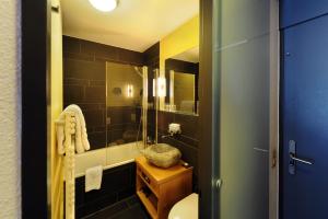Un baño de Eiger Mountain & Soul Resort