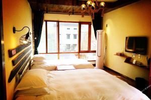 Łóżko lub łóżka w pokoju w obiekcie Deqing Mogan Mountain Jianxi Villa