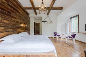 Una cama o camas en una habitación de Deqing Mogan Mountain Jianxi Villa