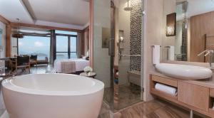 A bathroom at InterContinental One Thousand Island Lake Resort, an IHG Hotel