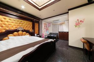 Giường trong phòng chung tại Hotel TO