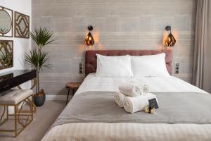 ein Schlafzimmer mit einem Bett mit Handtüchern darauf in der Unterkunft Kanopian Penthouse Brasov in Braşov