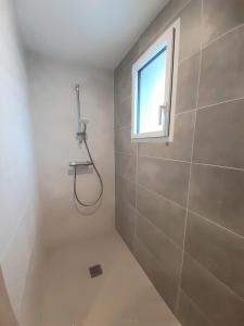 baño con ducha y ventana en Maison village Kermorvan, 300m plage, 5-6 pers., en Quiberon