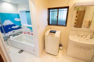 伊東市にある伊豆高原テラス-寛道-の浴槽、洗面台、トイレを備えたバスルーム +51枚の写真