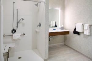 Koupelna v ubytování Holiday Inn Express & Suites - Houston NW - Cypress Grand Pky by IHG