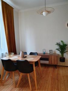 una sala da pranzo con tavolo e sedie in legno di B&B MILES APARTMENT a Katowice
