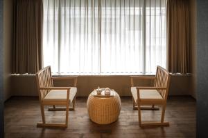 Ein Sitzbereich in der Unterkunft 谷町君Hotel 松竹雲 京都四条烏丸