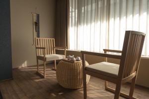 Ein Sitzbereich in der Unterkunft 谷町君Hotel 松竹雲 京都四条烏丸