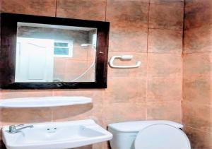 Kamar mandi di Golden Bee PhiPhi