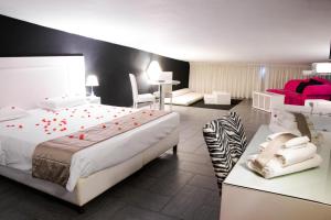 Ліжко або ліжка в номері Hotel Masaniello Luxury