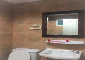 Kamar mandi di Golden Bee PhiPhi