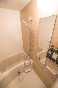 Ein Badezimmer in der Unterkunft 谷町君Hotel 松竹雲 京都四条烏丸