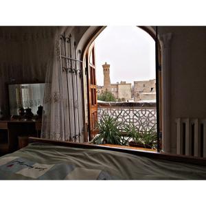 um quarto com uma janela com vista para um edifício em Rahmat guesthouse em Bukhara