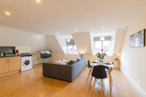 ホッデスドンにある2 Bedroom Penthouse, Clockhouse, Hoddessdonのソファとテーブルのあるリビングルーム +37枚の写真