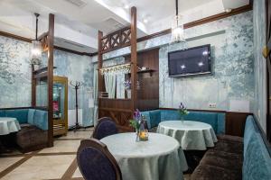 A restaurant or other place to eat at Cronwell Inn Stremyannaya