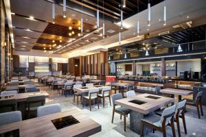 Un restaurante u otro lugar para comer en So Fun Hotel
