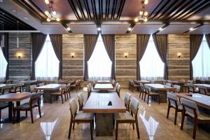 Un restaurante u otro lugar para comer en So Fun Hotel