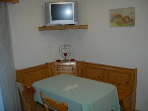 ダボスにあるTalstrasse 24 - Raimannのテーブルと壁掛けテレビ付きの部屋