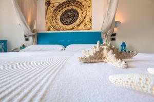 Un pat sau paturi într-o cameră la Hotel La Roccia