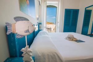 A bed or beds in a room at Hotel La Roccia