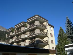 un edificio con balcones en un lateral en Talstrasse 24 - Raimann, en Davos