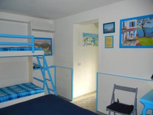 Habitación con 2 literas y espejo. en B&B Villa Evelina, en Anzio