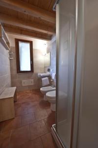 een badkamer met 2 toiletten, een wastafel en een douche bij Borgo San Donino in Desenzano del Garda