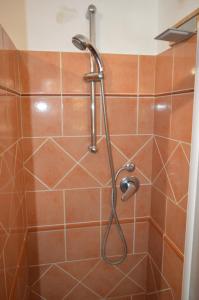 uma casa de banho com uma cabeça de chuveiro em B&B Il Giardino Segreto em Stromboli