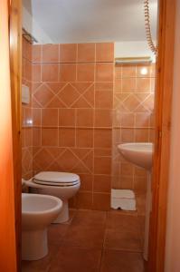 a bathroom with a toilet and a sink at B&B Il Giardino Segreto in Stromboli