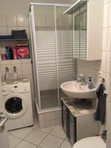 uma casa de banho com uma máquina de lavar roupa e um lavatório em BS Business Travelling Hannover Messe em Hanôver
