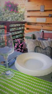 - une table avec une assiette et un verre de vin dans l'établissement Apartments Pipi, à Pakoštane