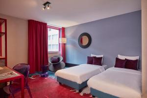 Postel nebo postele na pokoji v ubytování Carlton Square Hotel