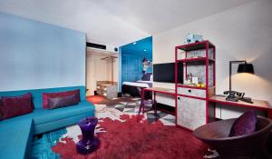 TV a/nebo společenská místnost v ubytování Carlton Square Hotel