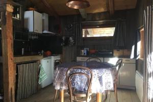 Virtuvė arba virtuvėlė apgyvendinimo įstaigoje La cabane de l'homme tranquille