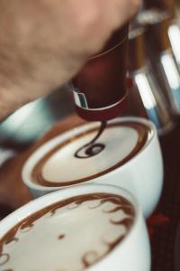 فندق آيلاند البوتيكي في لارنكا: الشخص يسكر كوب قهوه